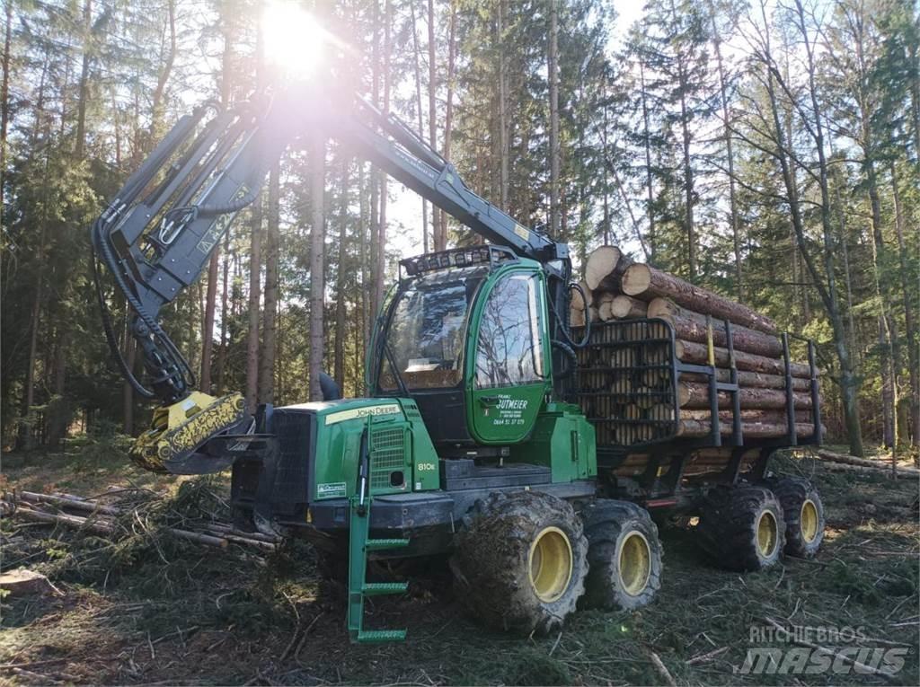 John Deere 810 E Lesné traktory