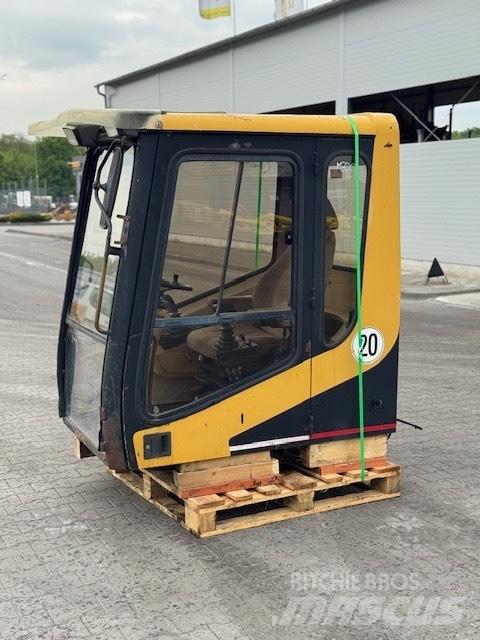 CAT M 320 USED CAB Kabíny a interiér