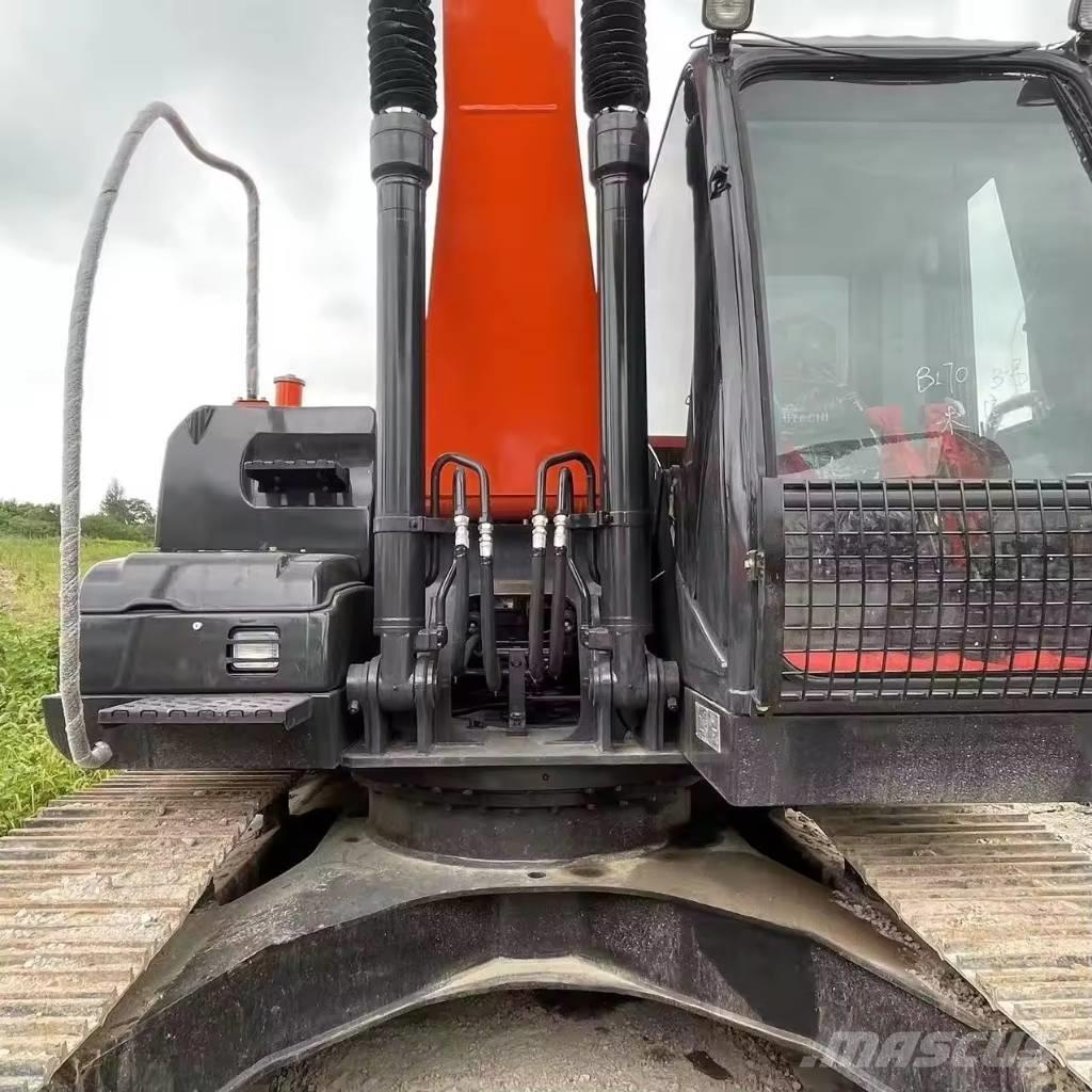 Hitachi ZX 200 Pásové rýpadlá
