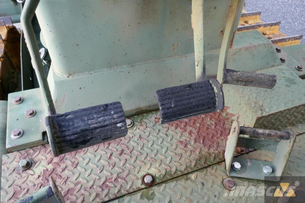 CAT D7G Ex-army Pásové dozéry