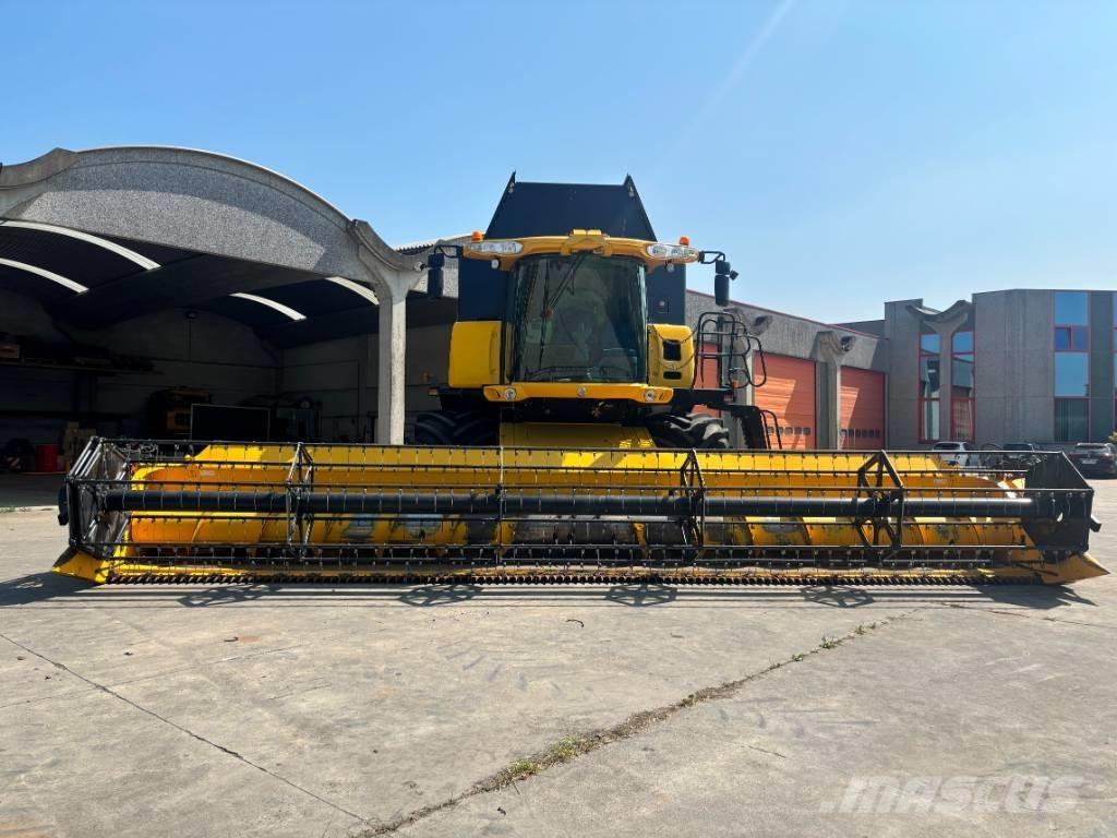 New Holland CR 9090 Kombinované zberacie stroje