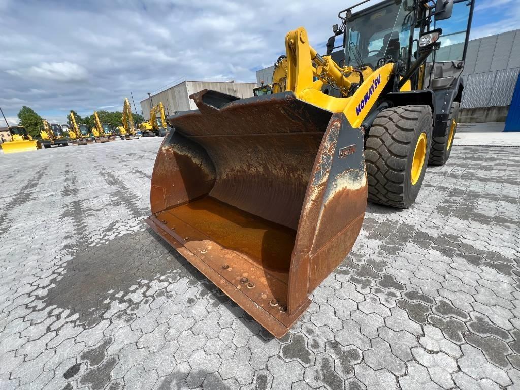 Komatsu WA320-7 Kolesové nakladače