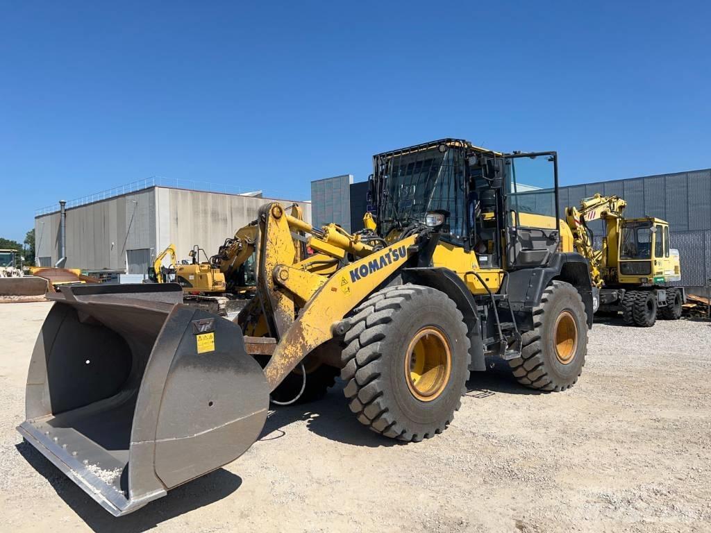 Komatsu WA 270-8 Kolesové nakladače