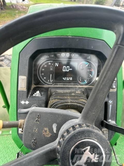 John Deere 6120 E Traktory