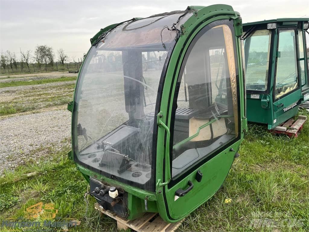John Deere 1470E Kabíny a interiér