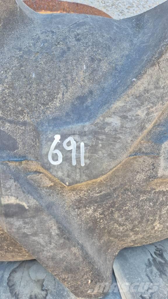  Tvillingehjul R25 Pneumatiky, kolesá a ráfiky