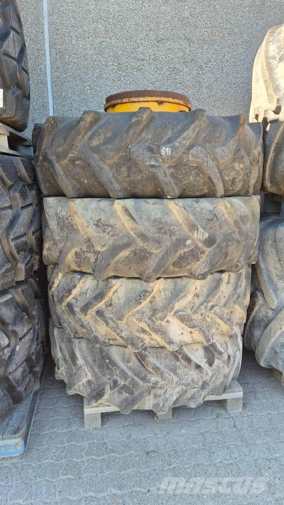  Tvillingehjul R25 Pneumatiky, kolesá a ráfiky