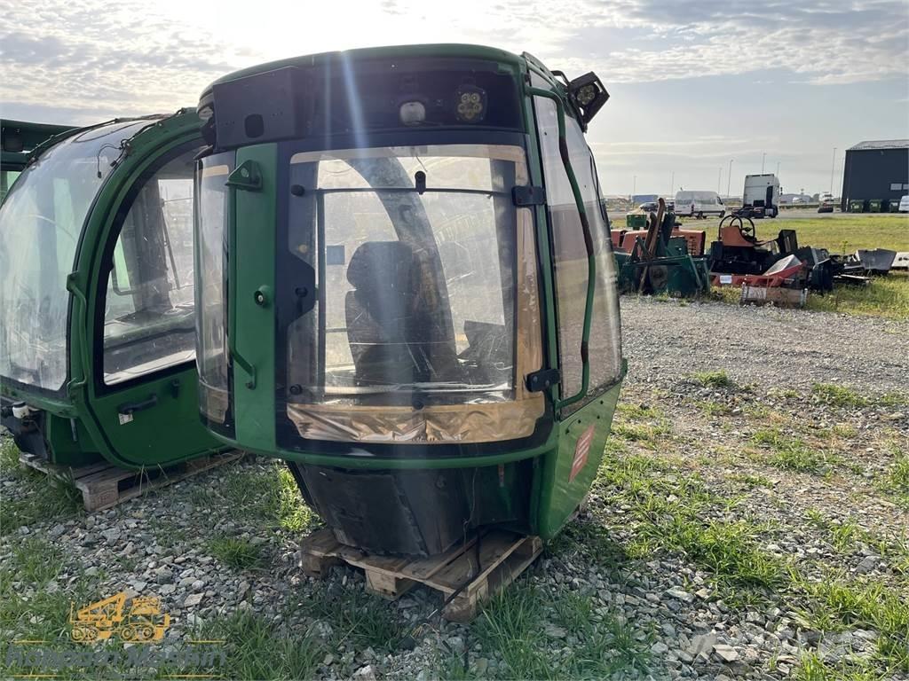 John Deere 1010E Kabíny a interiér