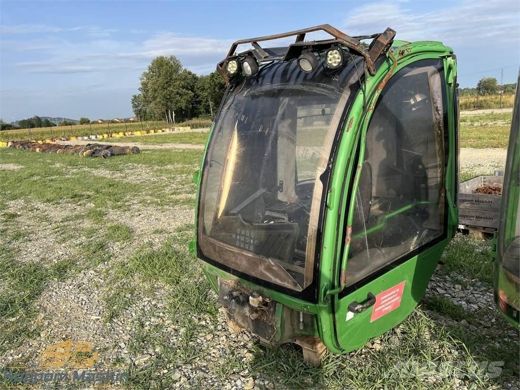 John Deere 1010E Kabíny a interiér