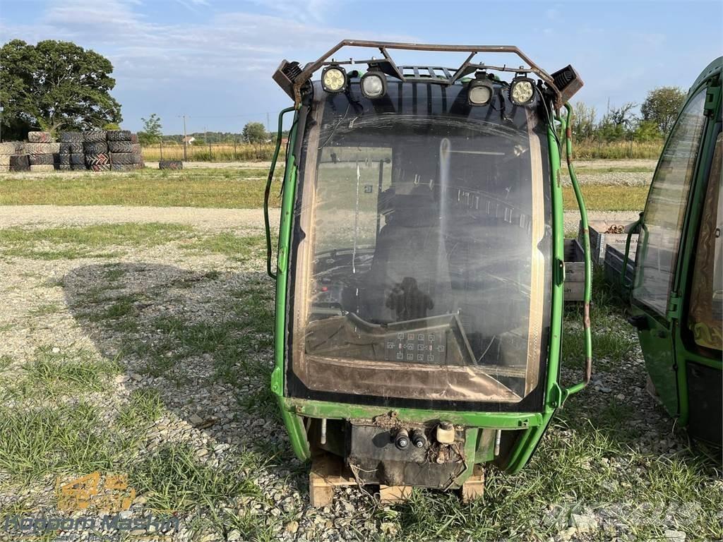 John Deere 1010E Kabíny a interiér