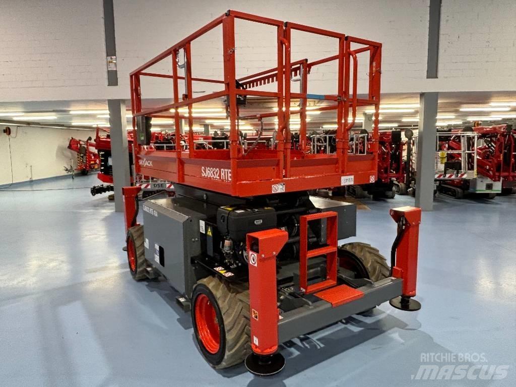SkyJack SJ 6832 RTE Nožnicové zdvíhacie plošiny