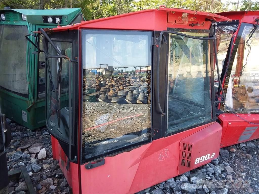 Valmet 890.2 Kabíny a interiér
