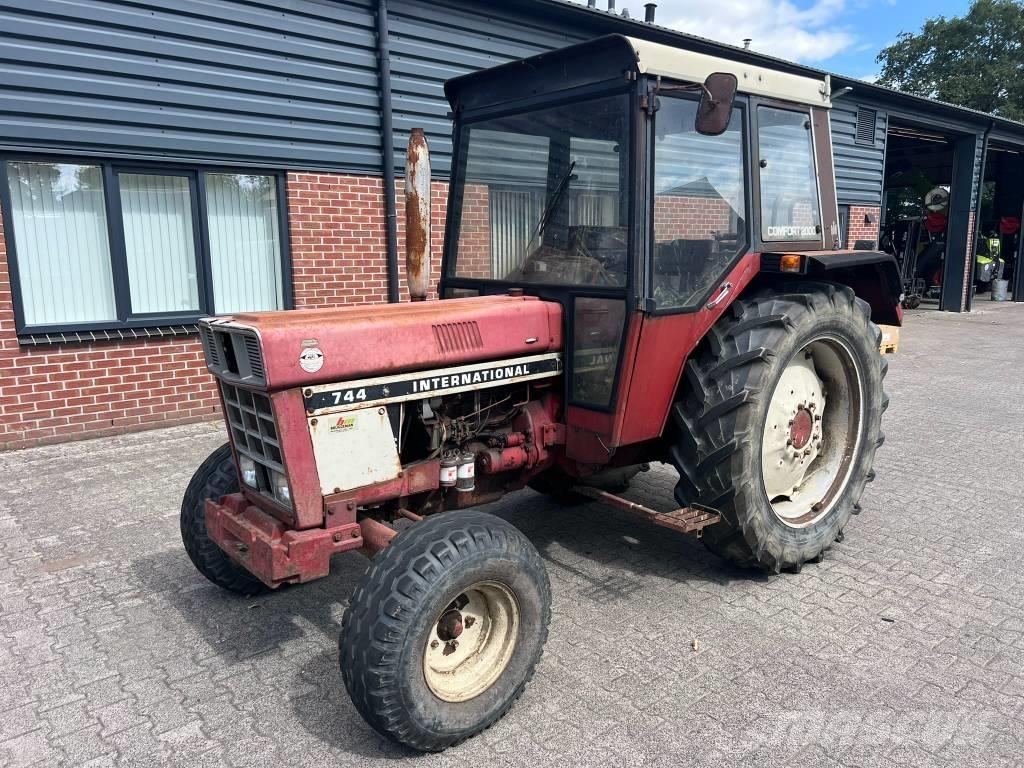 International 744 Traktory