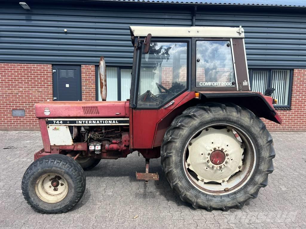 International 744 Traktory