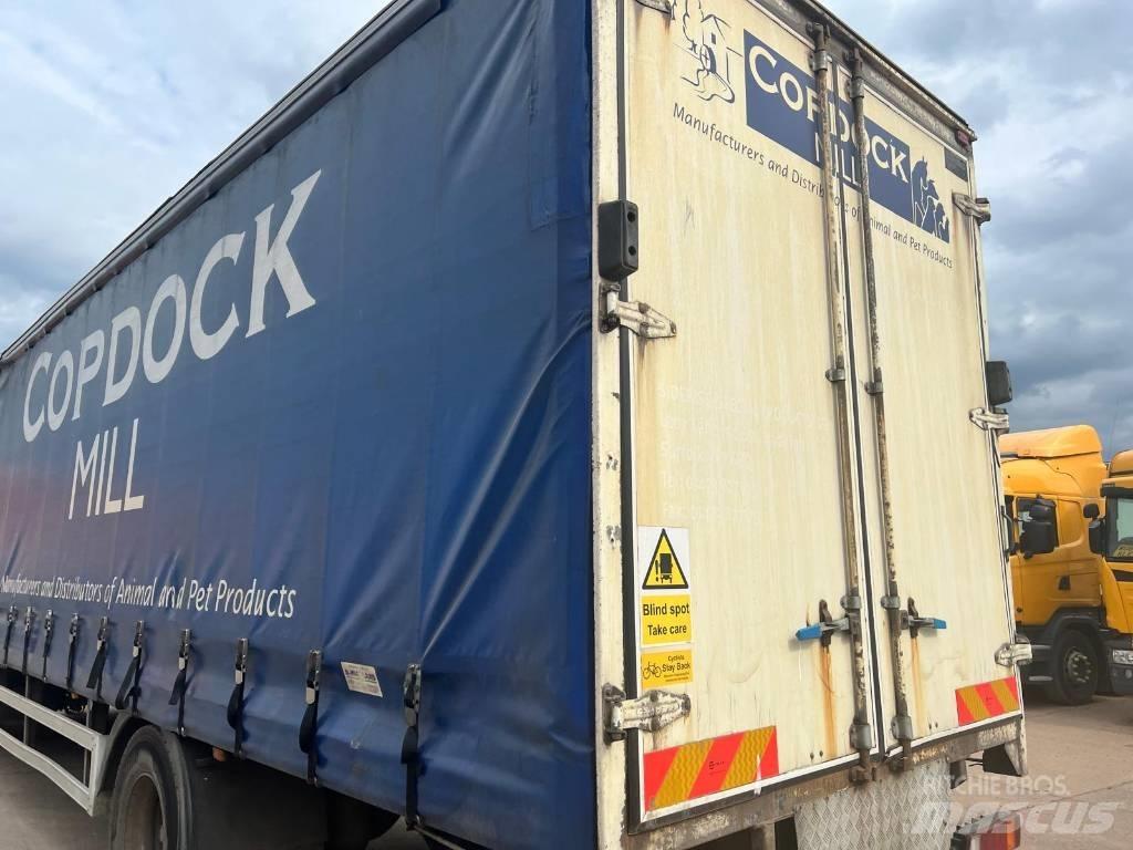 Scania P 230 Nákladné vozidlá s bočnou zhrnovacou plachtou
