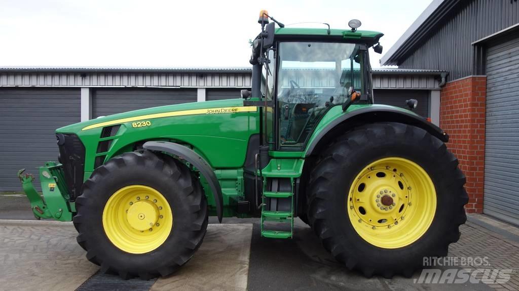 John Deere 8230 ILS Traktory