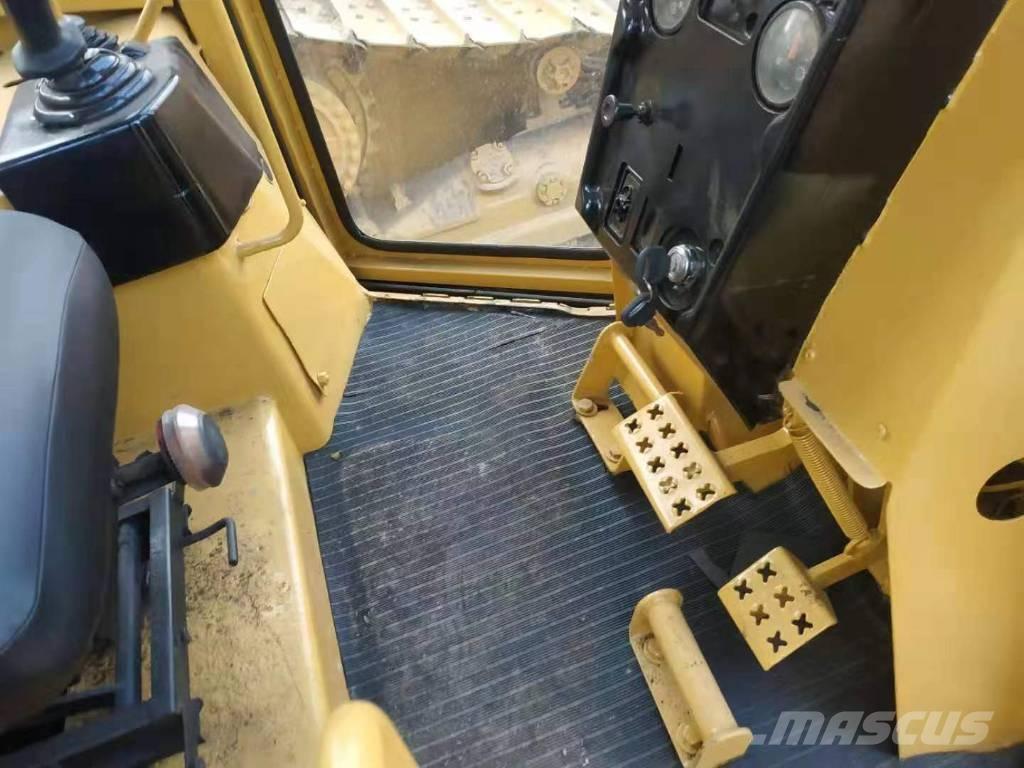 CAT D5M Pásové dozéry