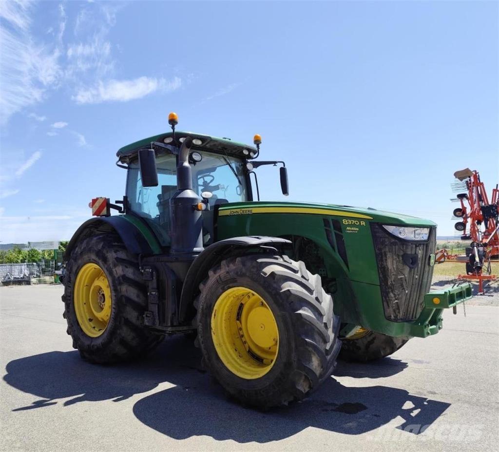 John Deere 8370 R Traktory