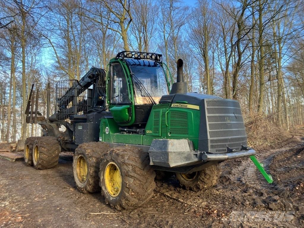 John Deere 1210 G Lesné traktory