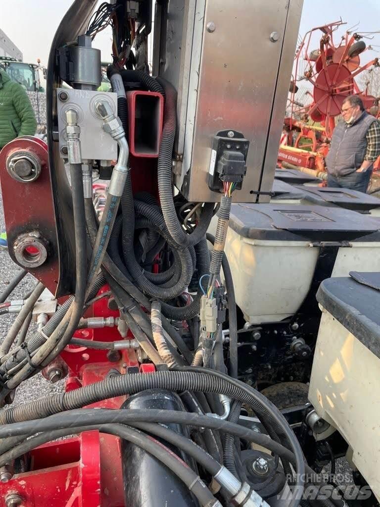 Kinze 8 FILE Sadiace stroje