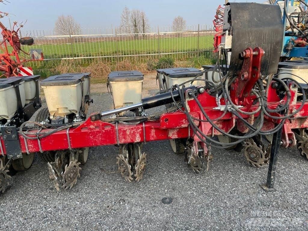 Kinze 8 FILE Sadiace stroje