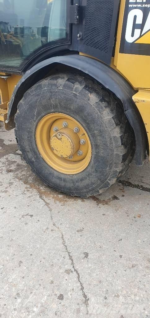 CAT 906M Kolesové nakladače