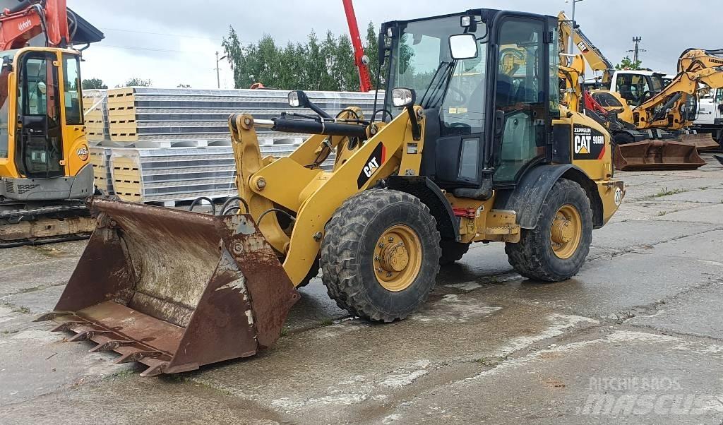 CAT 906M Kolesové nakladače