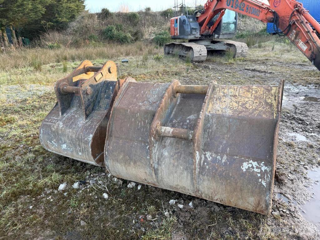 Hitachi ZX225USRLC-3 Pásové rýpadlá