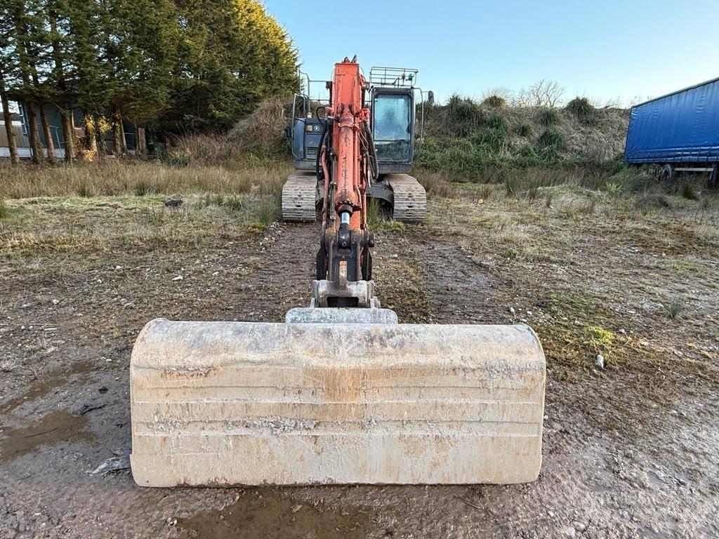 Hitachi ZX225USRLC-3 Pásové rýpadlá