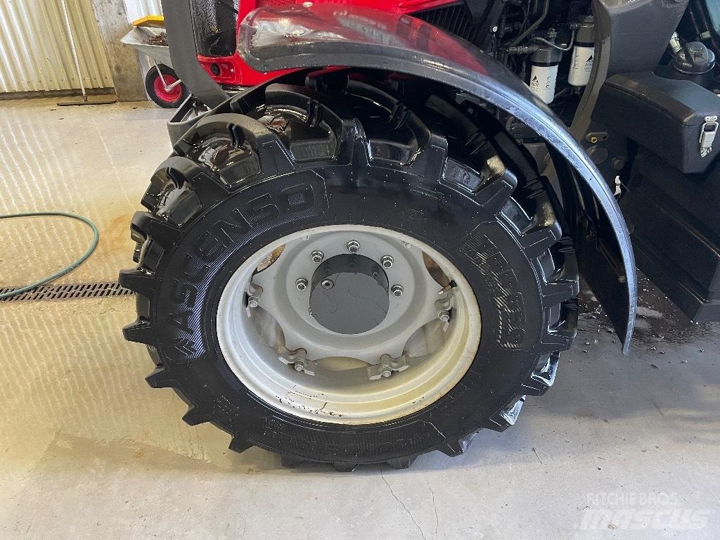 Massey Ferguson 5713 Traktory