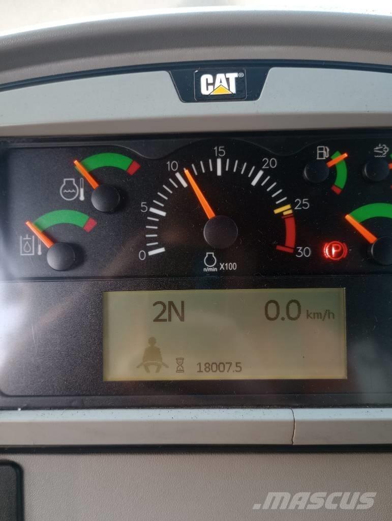 CAT 966 M Kolesové nakladače