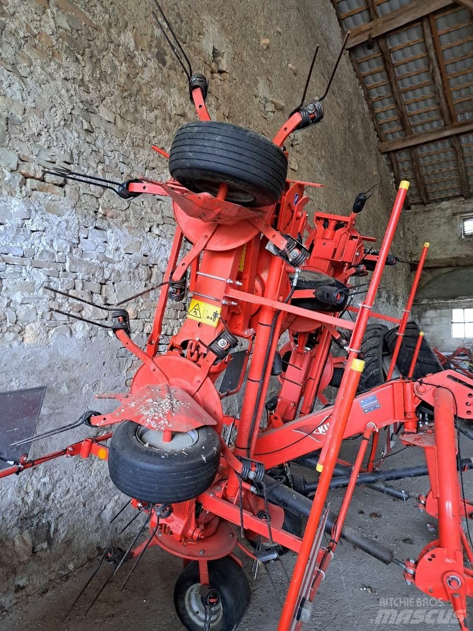 Kuhn GF7902 Obracače a zhrabovače sena