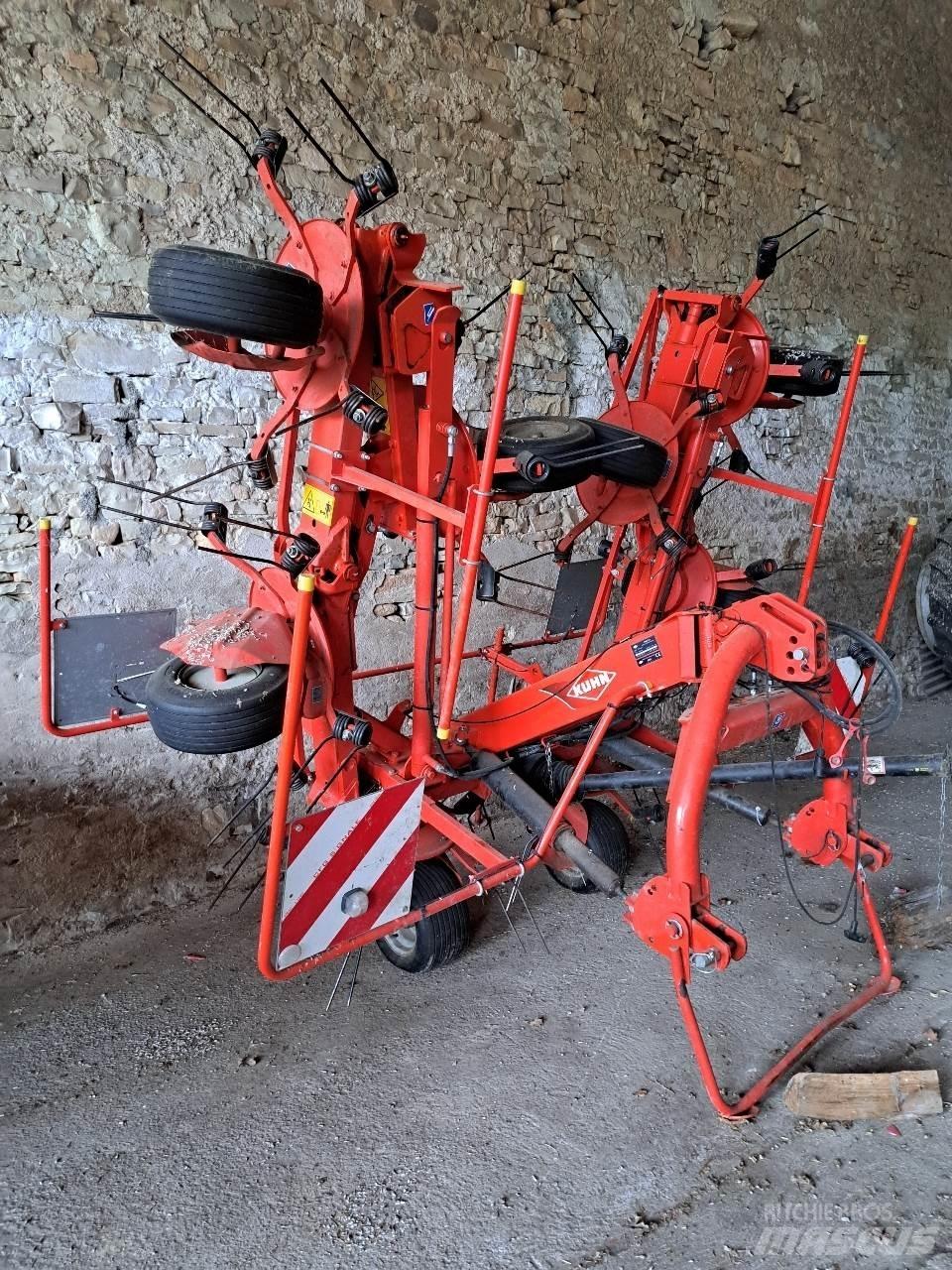 Kuhn GF7902 Obracače a zhrabovače sena