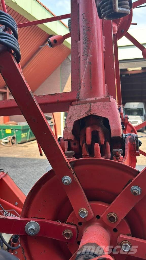 Kuhn GF 6401 M H Obracače a zhrabovače sena