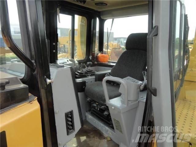 CAT D 8 R Pásové dozéry