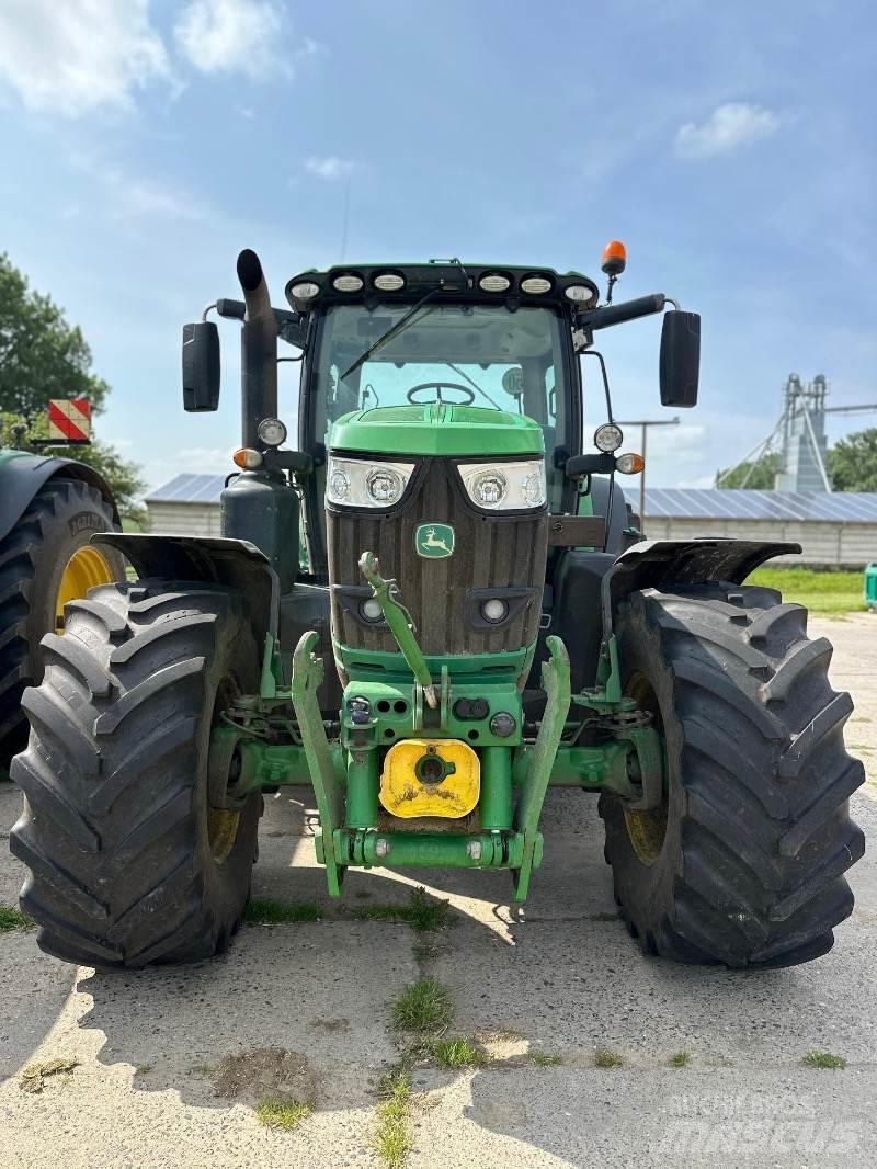 John Deere 6215R Traktory