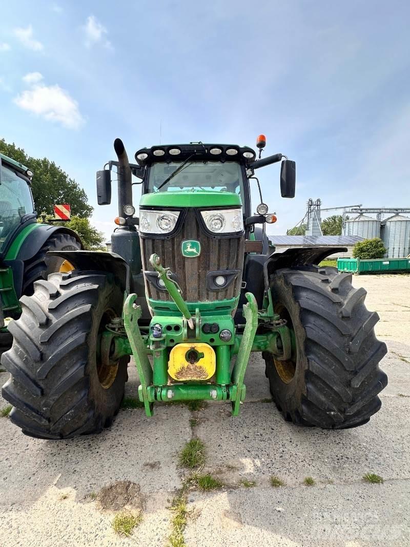 John Deere 6215R Traktory