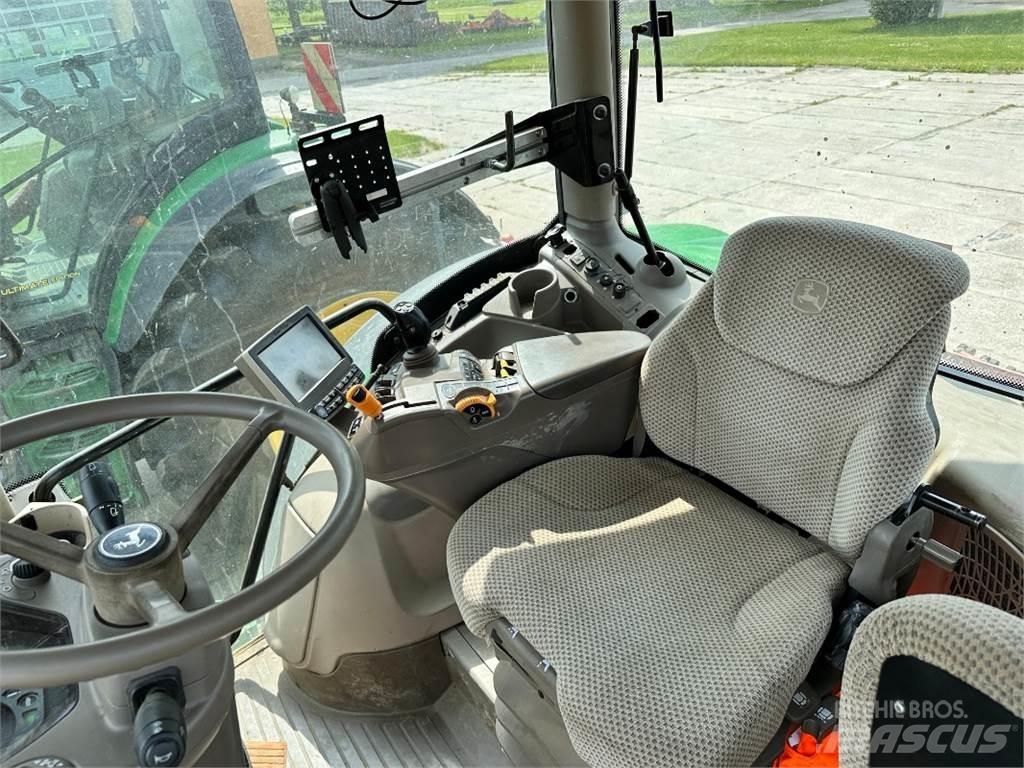 John Deere 6215R Traktory