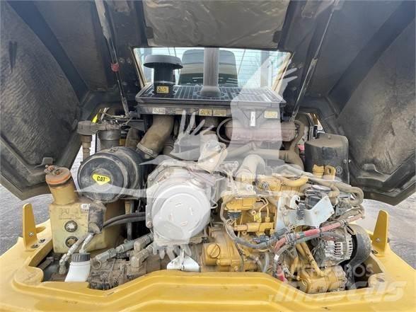 CAT 906M Kolesové nakladače
