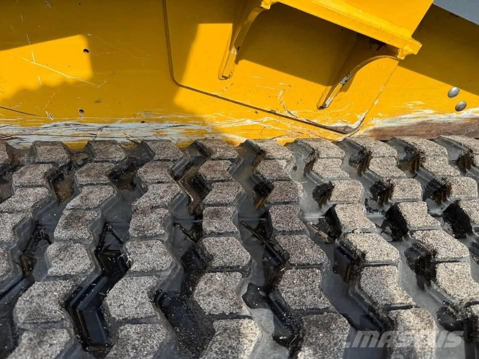 John Deere 317G Šmykom riadené nakladače