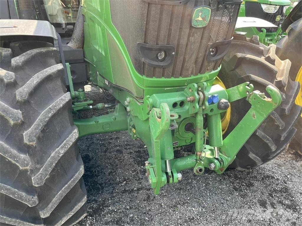 John Deere 6210R Traktory