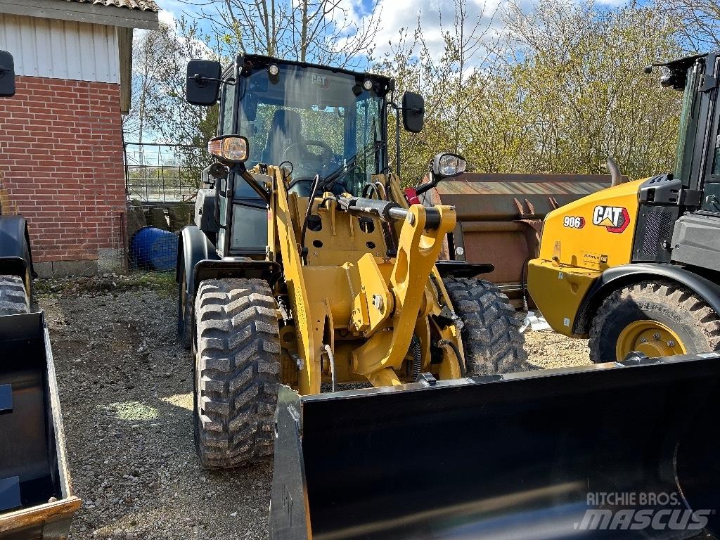 CAT 906 Kolesové nakladače