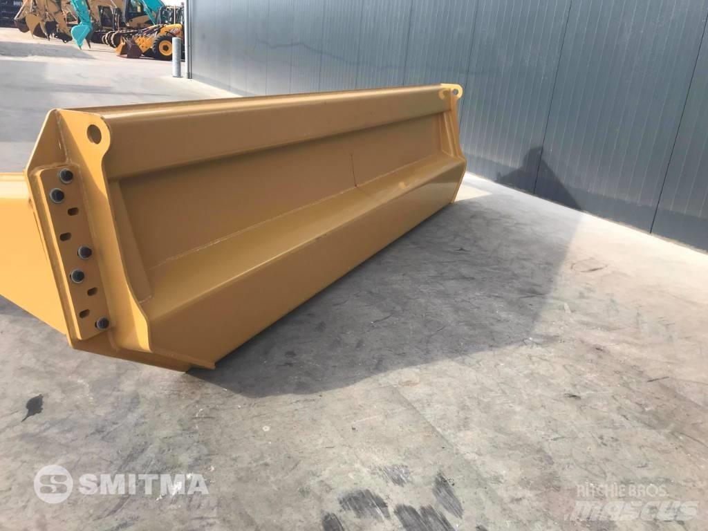 CAT 740B Zadné dvere