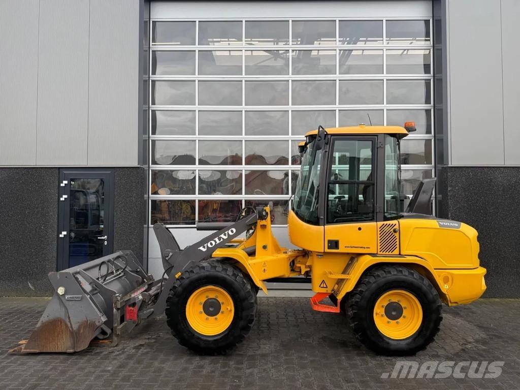 Volvo L30G Kolesové nakladače