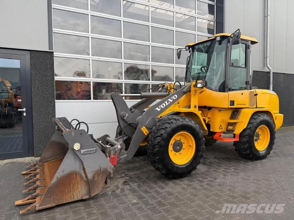 Volvo L30G Kolesové nakladače