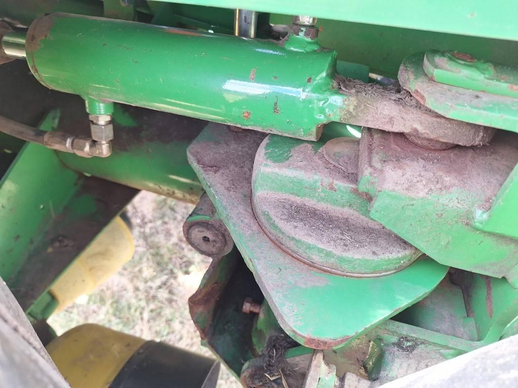 John Deere 328 Žací stroj-kondicionér