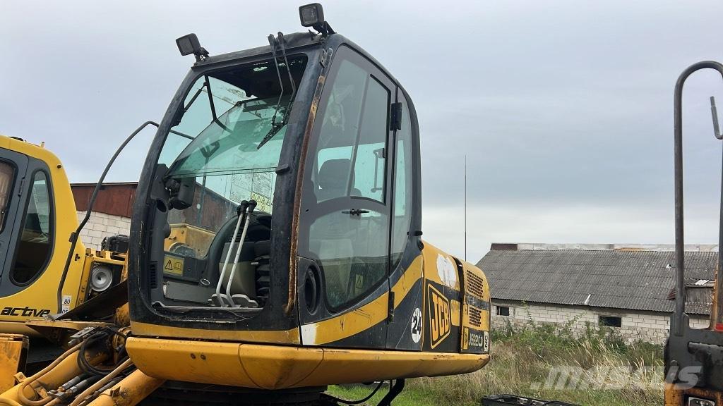 JCB 220 Kabíny a interiér