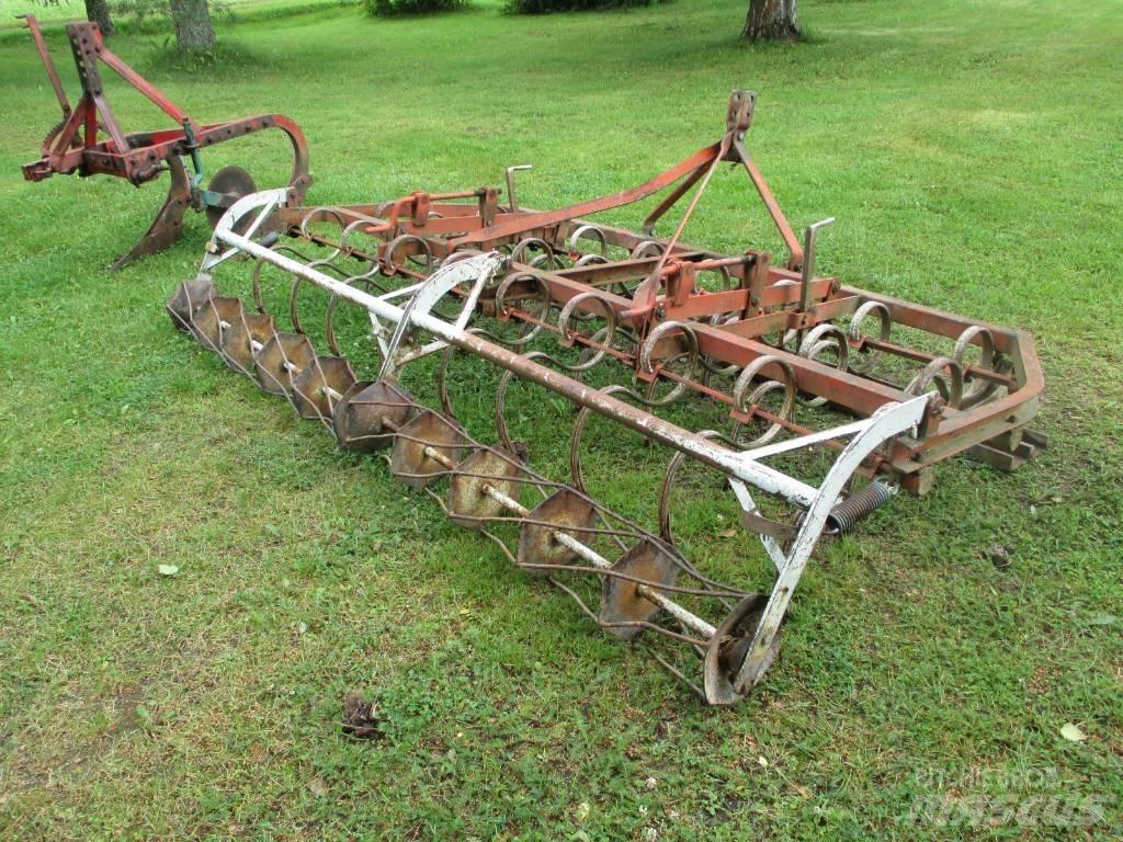 Massey Ferguson 590 Traktory