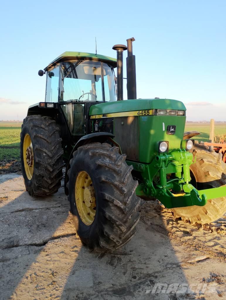 John Deere 4455 Traktory