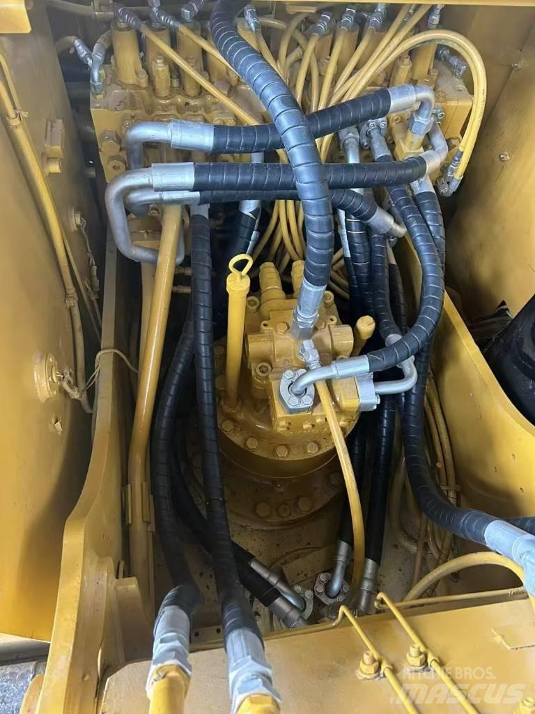 CAT 320 D2 Pásové rýpadlá
